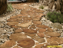 Дорожка из деревянных торцевых шашек